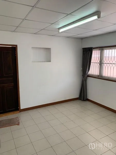 办公空间 出租在Chatuchak, Bangkok - 明亮房间，白色地砖，带防盗窗与窗帘的窗户。