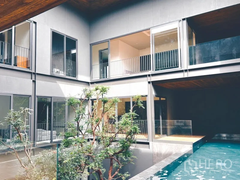 บ้าน ให้เช่าหรือขายในBangkok - คอร์ตยาร์ดของบ้านพร้อมผนังกระจกและสระว่ายน้ำส่วนตัว