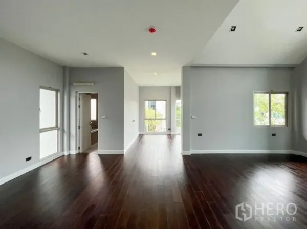 独立式住宅 出租 - 二层起居区，深色木地板、高挑天花与多扇窗。