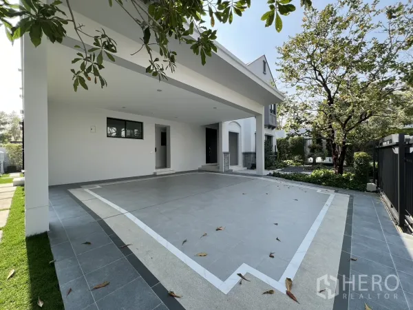 Detached House for rent in Saphan Sung, Bangkok - Covered four-car carport with tiled floor beside landscaped garden.