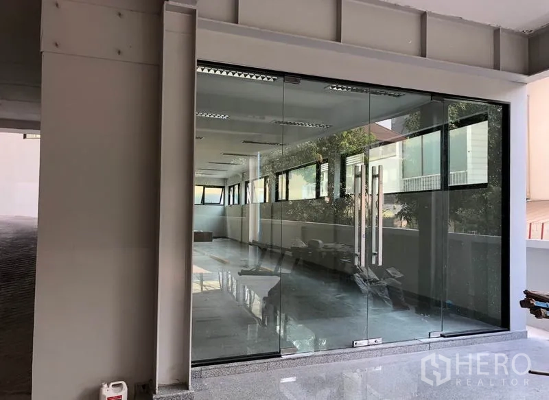 办公空间 出租在Khlong Toei, Bangkok - 一层入口，整面玻璃门与大窗，通透明亮。