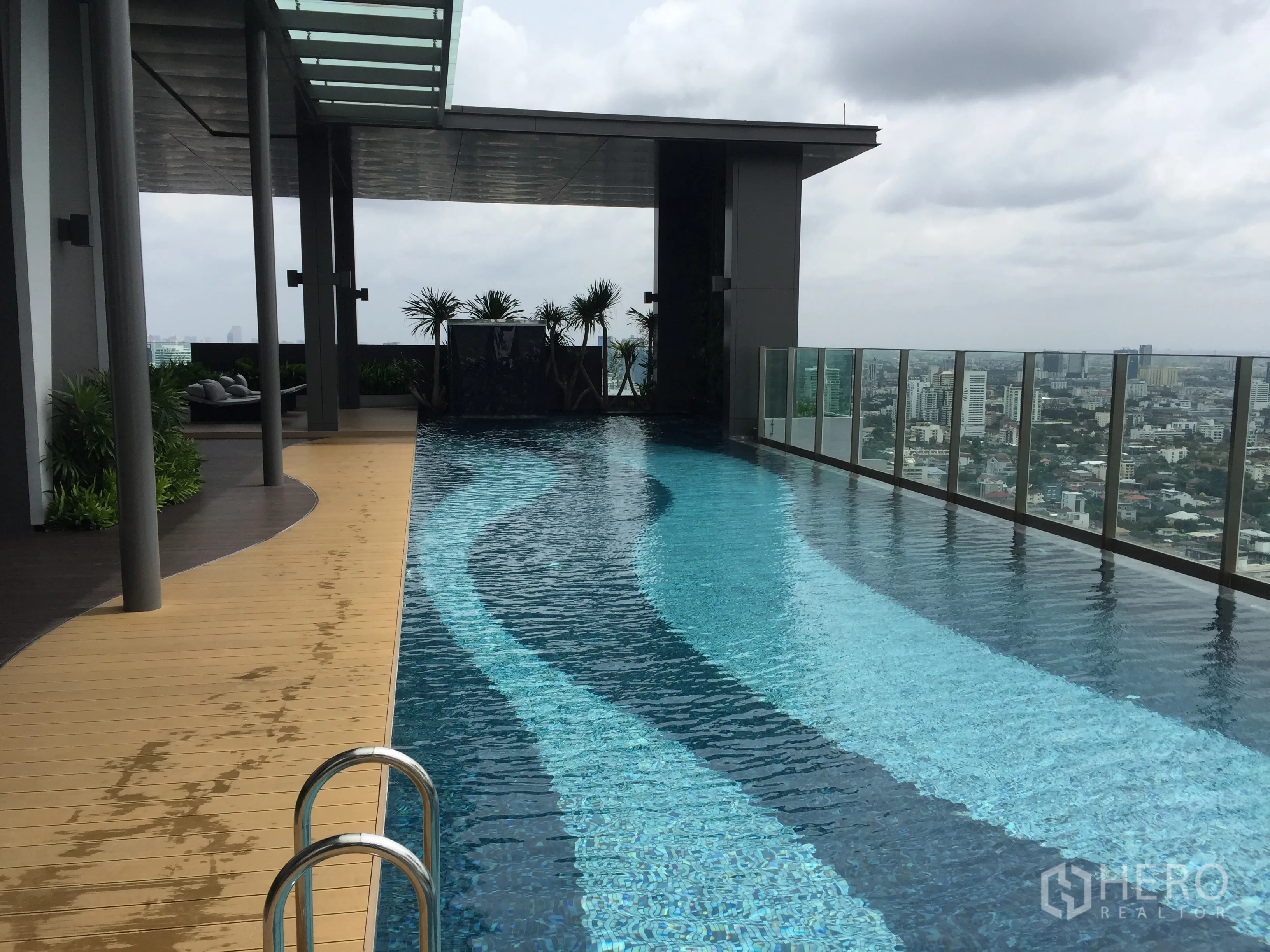 คอนโด ให้เช่าในKhlong Toei, Bangkok - สระว่ายน้ำอินฟินิตี้บนดาดฟ้าวิวสกายไลน์เมือง พร้อมราวกันตกกระจก