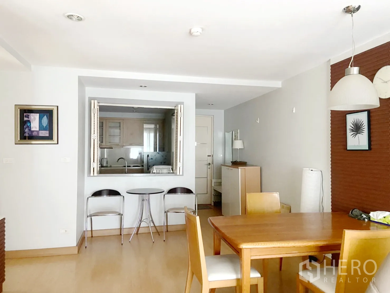 คอนโด ให้เช่าในWatthana, Bangkok - มุมโต๊ะกินข้าวติดช่องเสิร์ฟอาหารเชื่อมครัว พร้อมเก้าอี้สตูลสองตัว