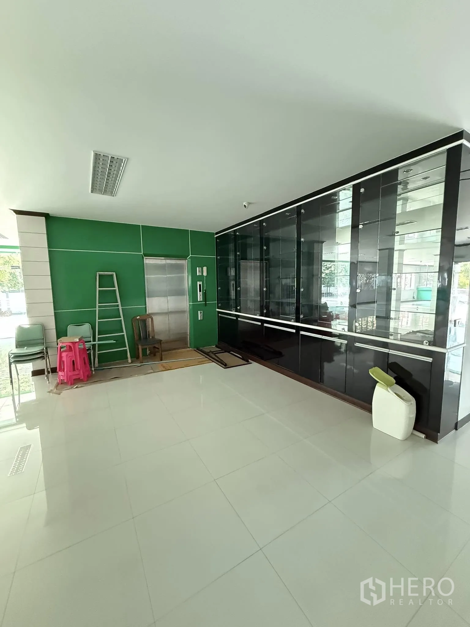 货栈 出租在Mueang Samut Prakan, Samut Prakan - 一层大堂，设货运电梯与黑色玻璃展示柜。