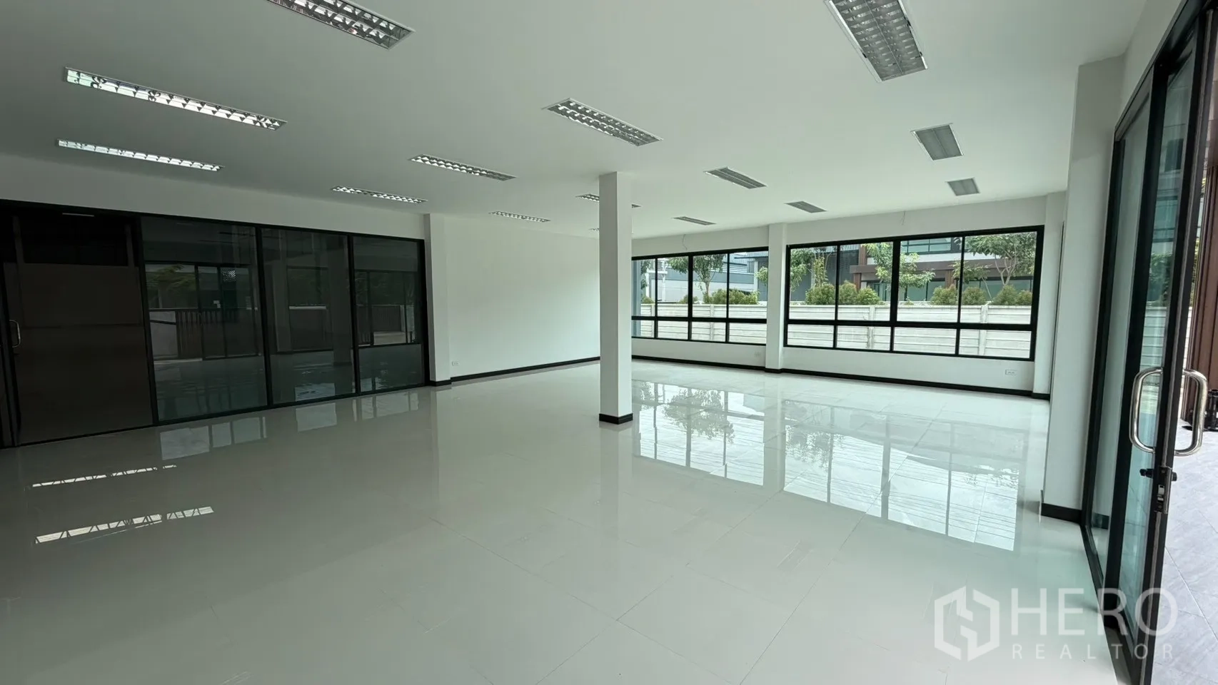 โรงงาน for sale in Bang Len, Nakhon Pathom - สำนักงานชั้นล่างกว้างพื้นกระเบื้องเงาและหน้าต่างบานใหญ่