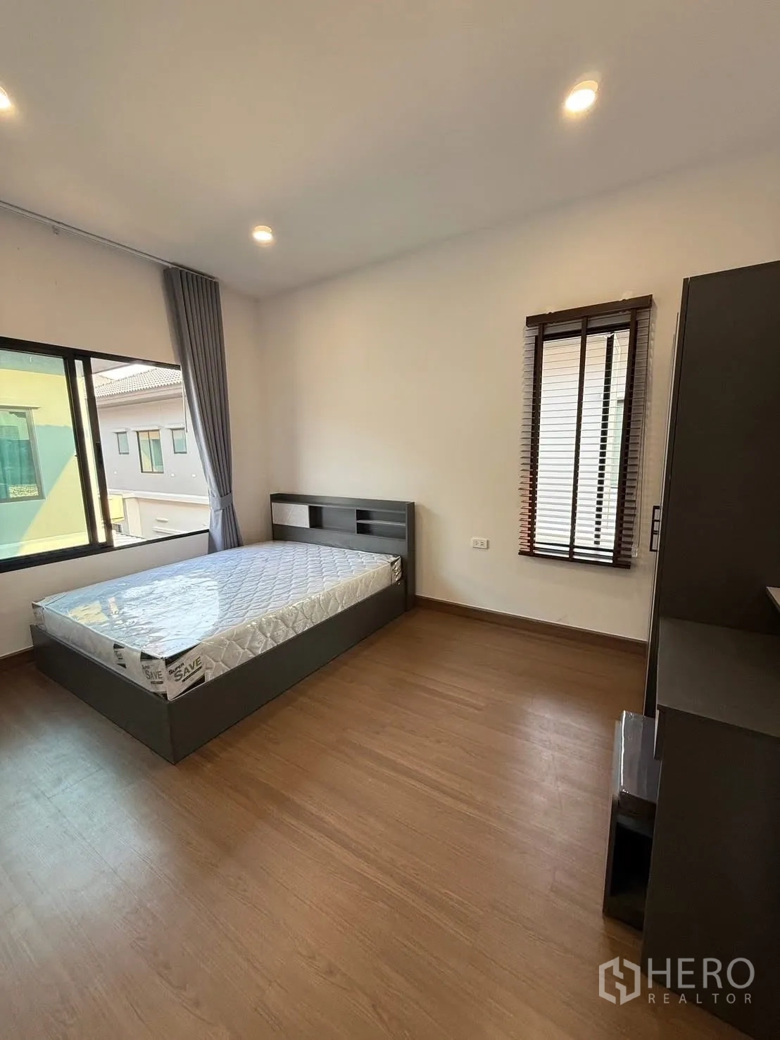 Detached House for rent in Bang Phli, Samut Prakan - Upper-floor bedroom with double bed, large windows and blinds.