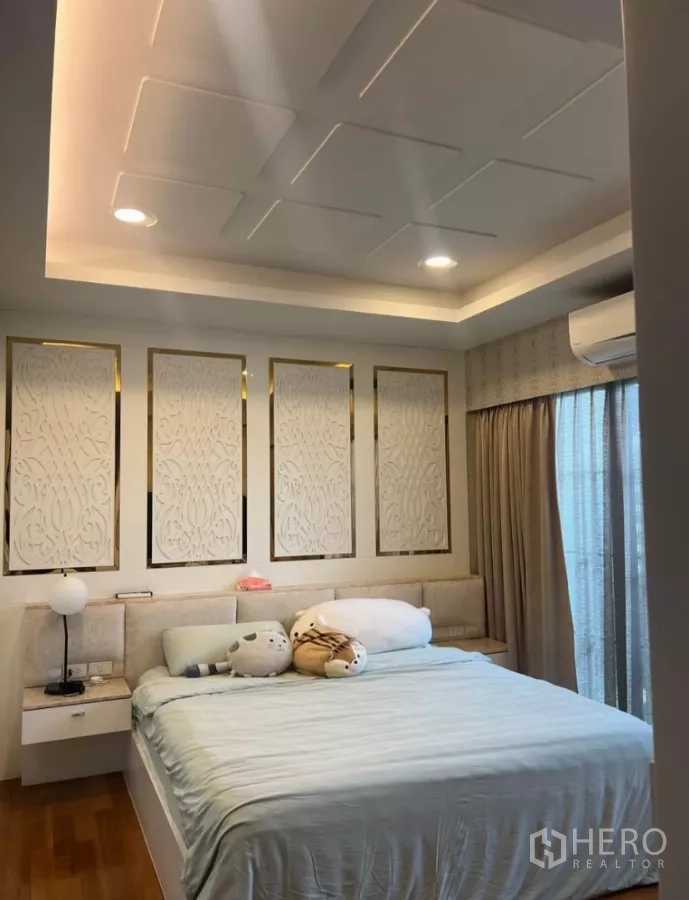 ทาวน์เฮาส์ ให้เช่าในYan Nawa, Bangkok - รายละเอียดห้องนอนใหญ่ แผงตกแต่งผนังและไฟนุ่มนวล