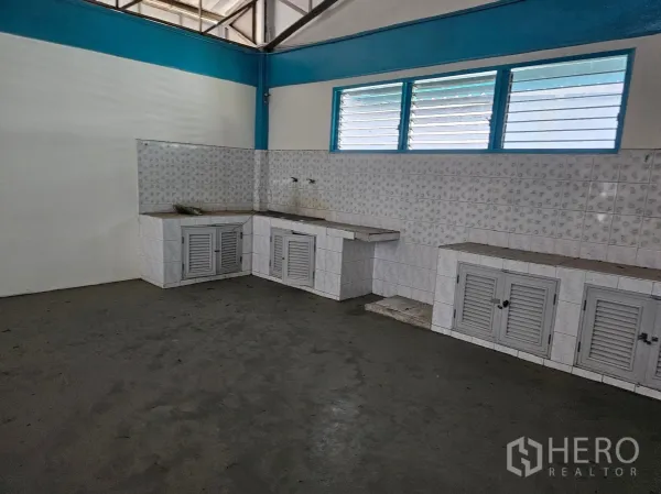 工厂 出租或出售在Mueang Rayong, Rayong - 员工资水间，瓷砖台面与墙面，配百叶窗通风。