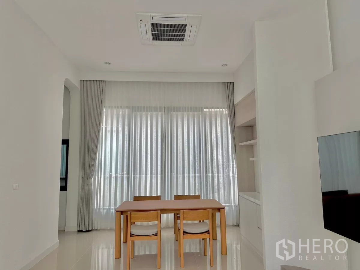 บ้าน ให้เช่าหรือขายในPrawet, Bangkok - มุมรับประทานอาหาร โต๊ะไม้ 4 ที่นั่ง ตู้บิลท์อิน และแอร์ฝังฝ้า