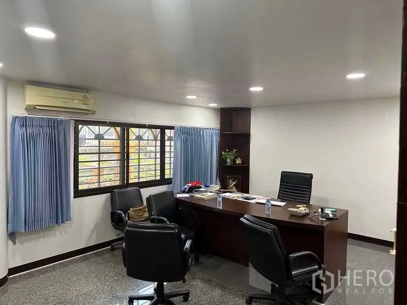 工厂 出租或出售在Bang Phli, Samut Prakan - 行政办公室，配大办公桌、会客椅、蓝色窗帘与空调。