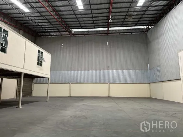 โรงงาน ให้เช่าในBang Phli, Samut Prakan - ฮอลล์โกดังโล่ง เพดานสูง ผนังเมทัลชีท พื้นคอนกรีต พร้อมชั้นลอยสำนักงาน