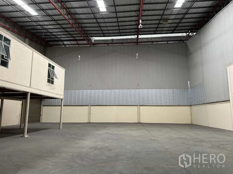 โรงงาน ให้เช่าในBang Phli, Samut Prakan - ฮอลล์โกดังโล่ง เพดานสูง ผนังเมทัลชีท พื้นคอนกรีต พร้อมชั้นลอยสำนักงาน