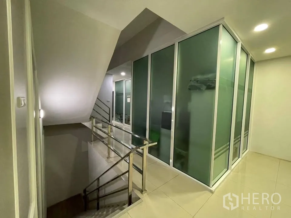 店屋 for sale in Prawet, Bangkok - 楼层平台，玻璃隔断房间与金属栏杆。