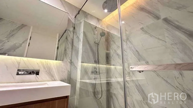 คอนโด ให้เช่าในWatthana, Bangkok - ห้องน้ำตกแต่งหินอ่อน มีฉากกั้นกระจกและฝักบัวเรนชาวเวอร์