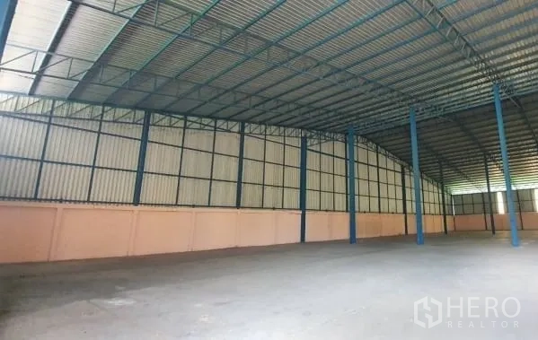 คลังสินค้า ให้เช่าในChaloem Phra Kiat, Nakhon Ratchasima - ผนังด้านข้างภายในโกดังบุแผ่นฉนวน พร้อมฝ้าเพดานสูง
