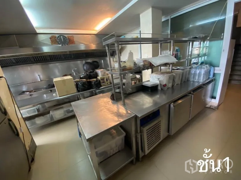 店屋 出租在Watthana, Bangkok - 备餐厨房，含不锈钢台面、置物架与冷藏设备。