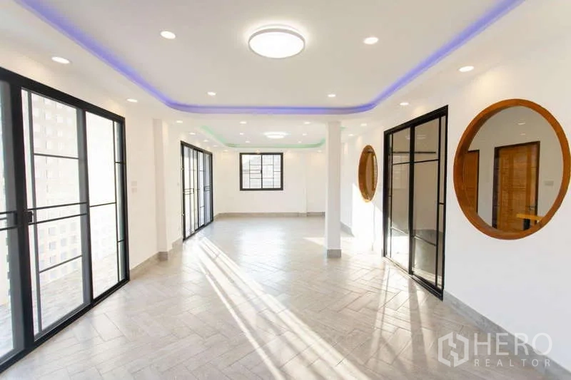 สำนักงานที่บ้าน ขายในHuai Khwang, Bangkok - ห้องอเนกประสงค์เปิดโล่ง กระจกเต็มใบและหน้าต่างทรงกลมเด่น