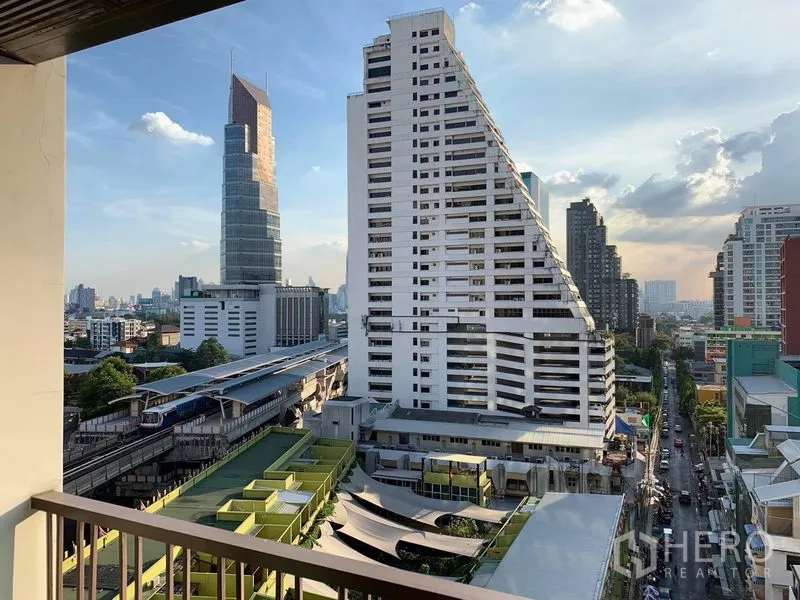 คอนโด ให้เช่าในPhaya Thai, Bangkok - มุมมองจากระเบียงเห็นทิวทัศน์เมืองและสถานีรถไฟฟ้า BTS พร้อมอาคารสูง