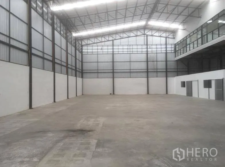 货栈 出租在Bang Khen, Bangkok - 空旷的仓库地面与高大的金属墙面。