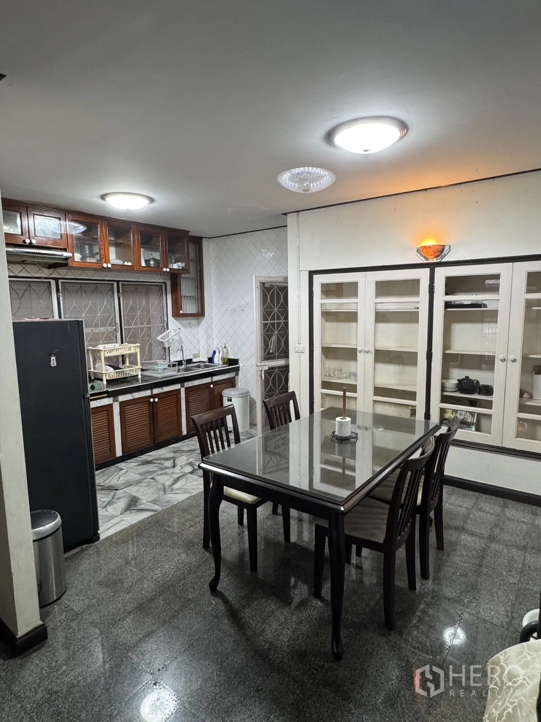 บ้าน ให้เช่าในMin Buri, Bangkok - พื้นที่กินข้าวในครัว โต๊ะกระจกและตู้โชว์บานกระจก