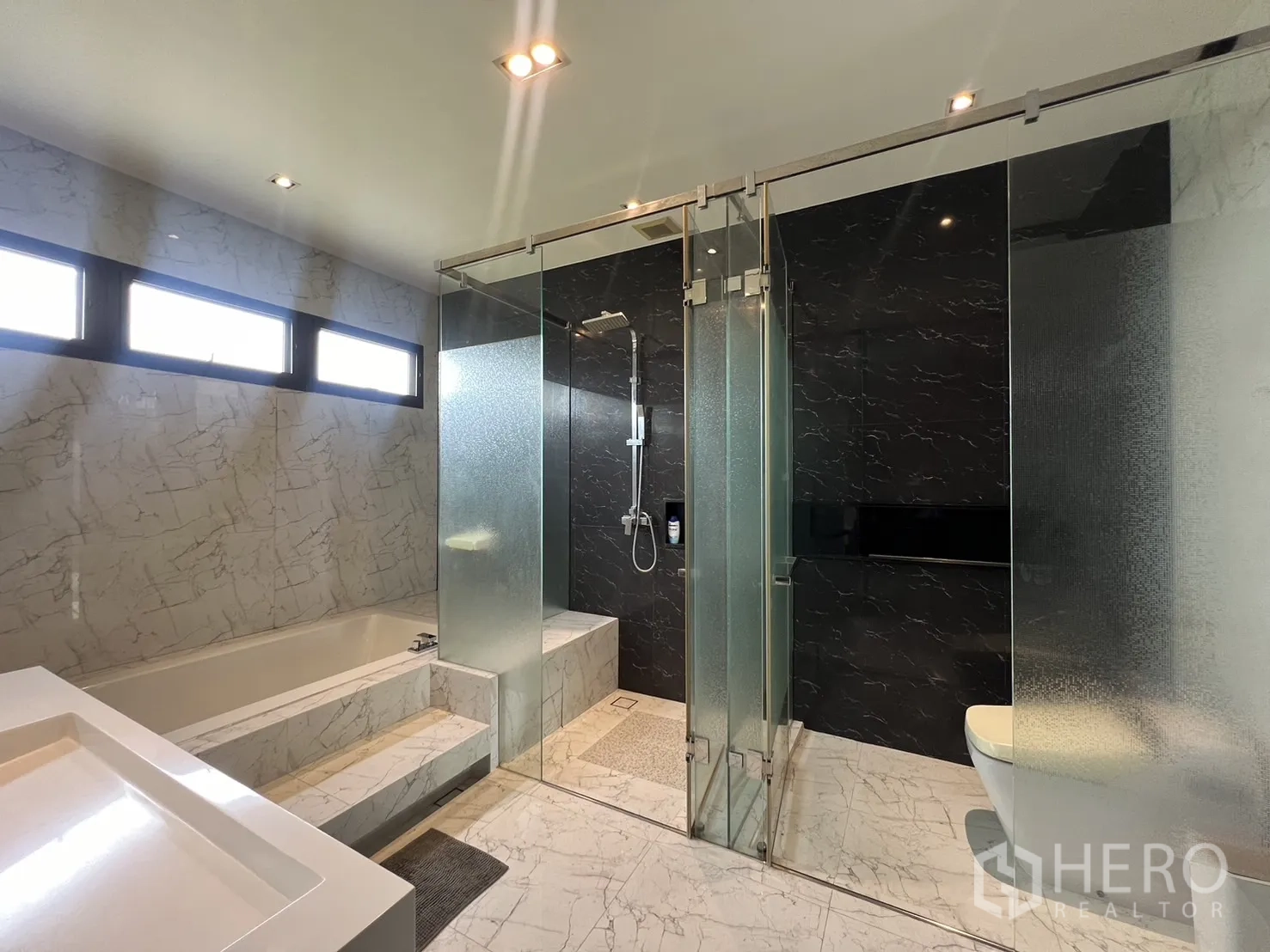 联排别墅 出租在Lat Phrao, Bangkok - 步入式衣帽間，模組化開放櫥櫃與掛衣區。