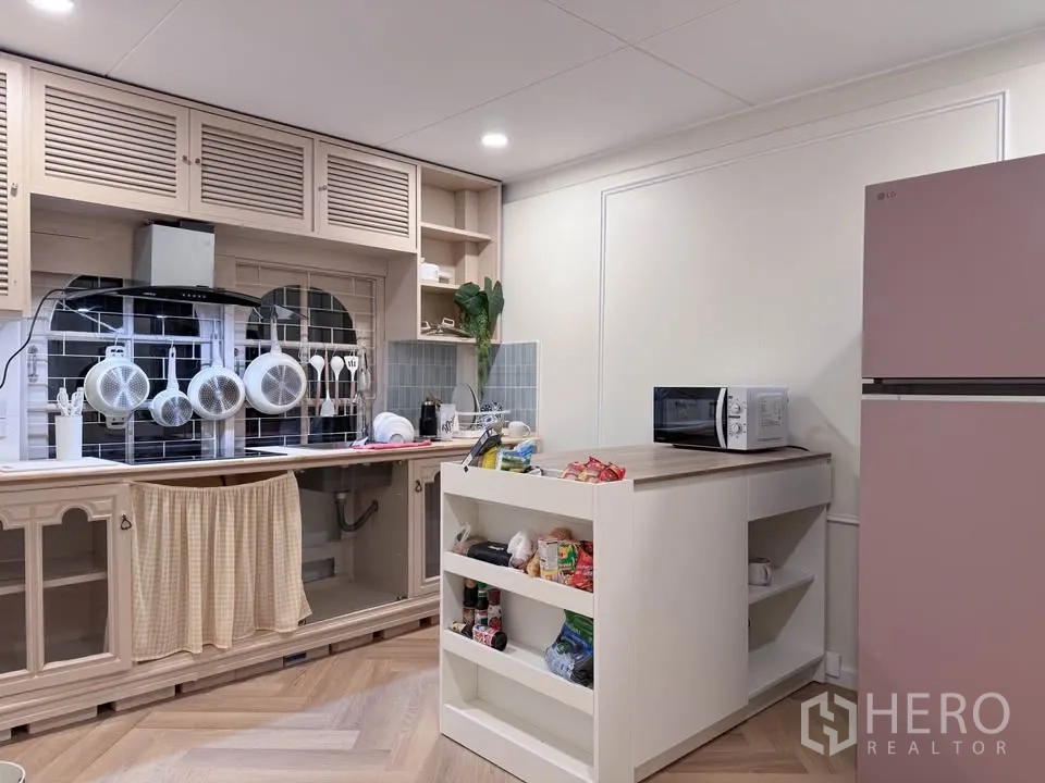 บ้าน ให้เช่าในHuai Khwang, Bangkok - ครัวใช้งานสะดวกพร้อมไอแลนด์ ชั้นเก็บของ และที่แขวนเครื่องครัว.