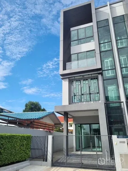 สำนักงานที่บ้าน ให้เช่าในDon Mueang, Bangkok - อาคารโฮมออฟฟิศสมัยใหม่หลายชั้นย่านดอนเมือง กรุงเทพฯ พร้อมประตูรั้วและผนังกระจกสูง