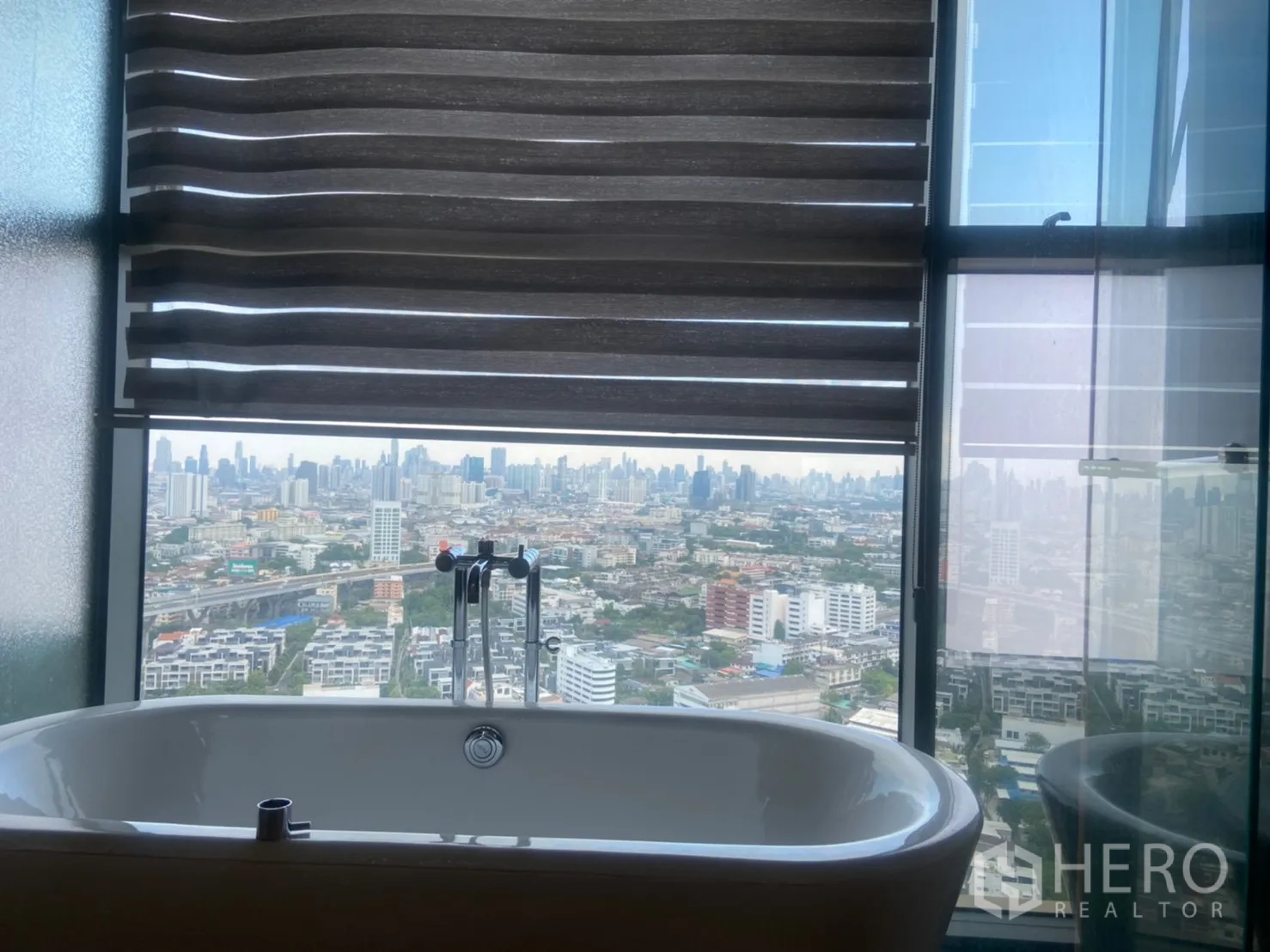 คอนโด ขายในYan Nawa, Bangkok - อ่างอาบน้ำข้างหน้าต่างพาโนรามาพร้อมวิวสกายไลน์กรุงเทพฯ ที่เดอะ ปาโน ยานนาวา