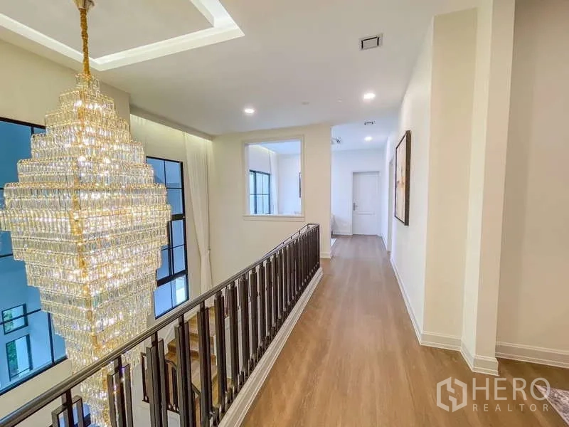 บ้าน ให้เช่าในSaphan Sung, Bangkok - โถงชั้นบนพร้อมโคมแชนเดอเลียร์คริสตัล และพื้นลามิเนตลายไม้