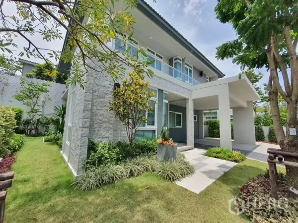 บ้าน ให้เช่าในPrawet, Bangkok - มุมมองด้านข้างมีสวนตกแต่ง ผนังหิน และเฉลียงหน้าบ้าน.