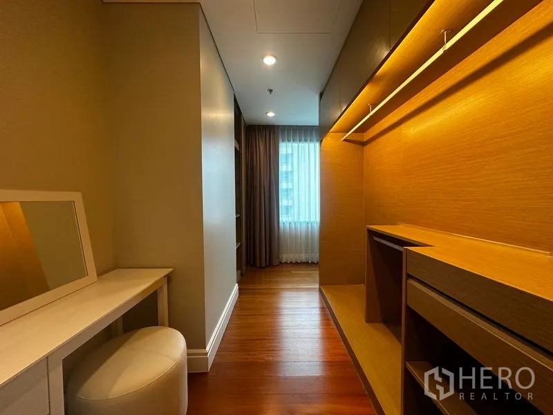 คอนโด ให้เช่าในKhlong Toei, Bangkok - วอล์กอินโคลเซ็ตพร้อมชั้นและโต๊ะเครื่องแป้ง แสงโทนอุ่น