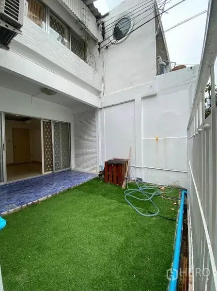 ทาวน์เฮาส์ ให้เช่าในKhlong Toei, Bangkok - สวนส่วนตัวปูหญ้าเทียมติดชานกระเบื้องสีน้ำเงิน หน้า ประตูบานเลื่อน