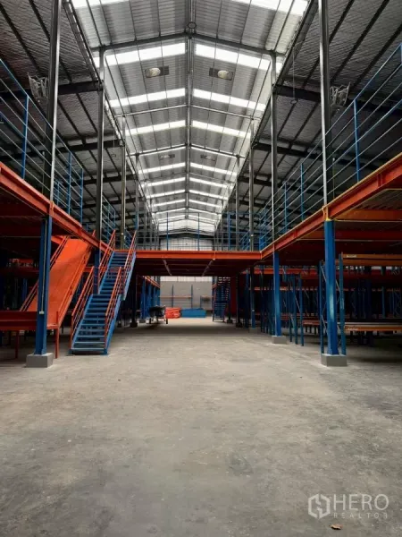 货栈 出租在Krathum Baen, Samut Sakhon - 中央通道视角，高挑屋顶，双侧夹层与天窗