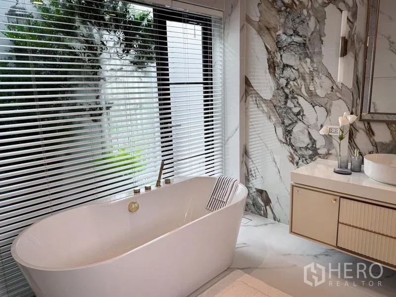 独立式住宅 出租或出售 - 卫浴设独立浴缸，临窗而置，配大理石特色墙。