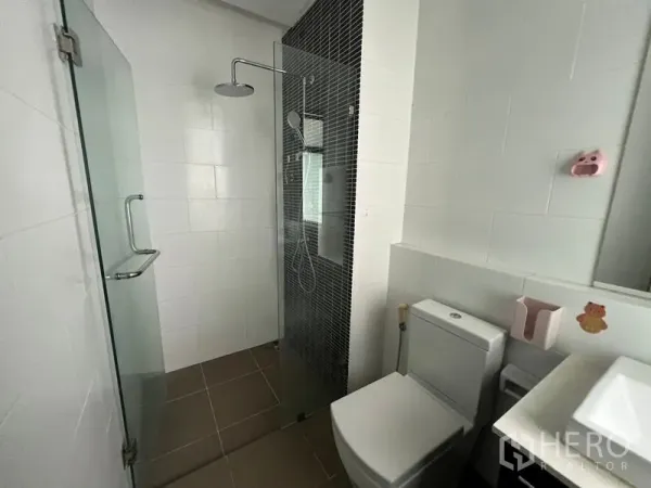 ทาวน์เฮาส์ ให้เช่าหรือขายในKhlong Toei, Bangkok - ห้องน้ำสไตล์โมเดิร์นมีฉากกั้นอาบน้ำกระจกและผนังกระเบื้องสีขาว