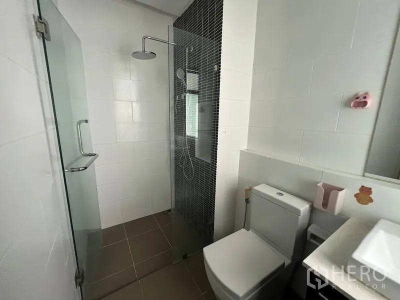 ทาวน์เฮาส์ ให้เช่าหรือขายในKhlong Toei, Bangkok - ห้องน้ำสไตล์โมเดิร์นมีฉากกั้นอาบน้ำกระจกและผนังกระเบื้องสีขาว