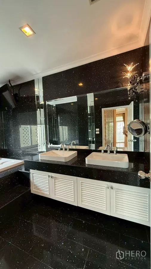 Detached House for rent or sale in Bang Phli, Samut Prakan - Double vanity and glossy black walls in master bathroom