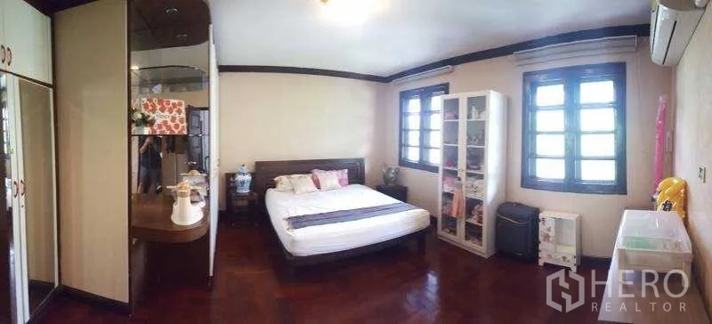 Detached House for rent in Bang Phli, Samut Prakan - Cozy bedroom with double bed, wardrobes and corner windows.
