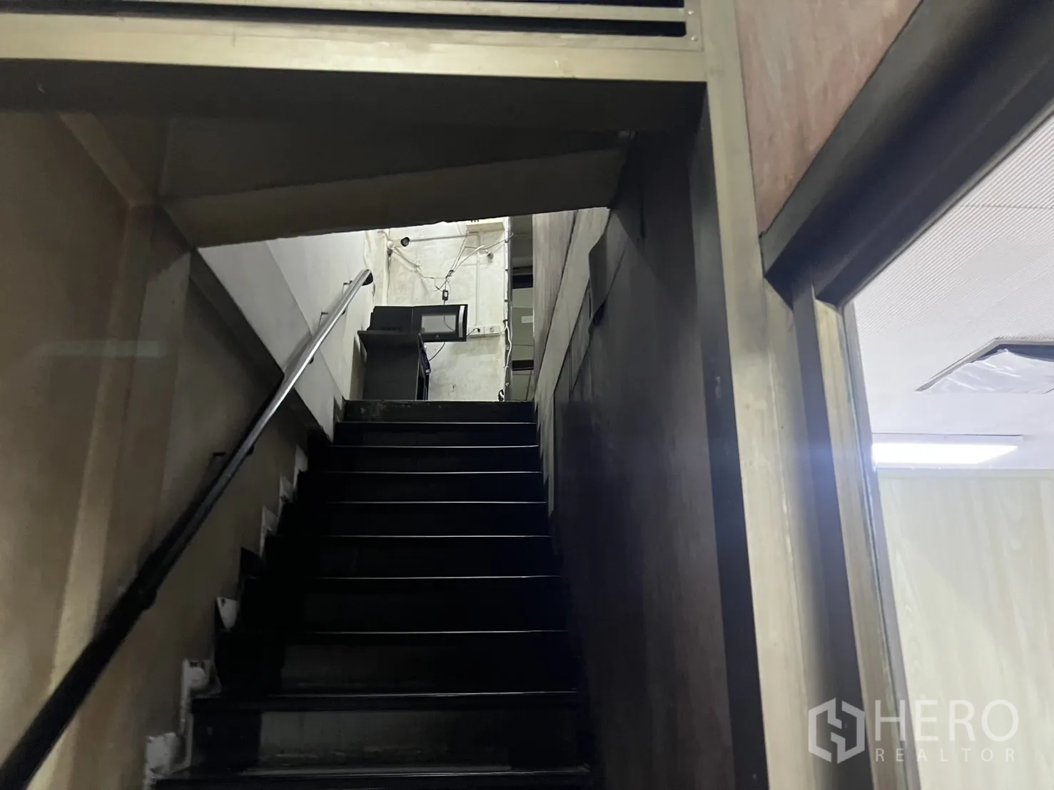 อาคารพาณิชย์ ให้เช่า - บันไดภายในราวเหล็กสำหรับขึ้นสู่ชั้นบน.