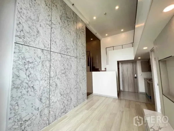 คอนโด ขายในSathon, Bangkok - ห้องนั่งเล่นเพดานสูง ผนังลายหินอ่อน พื้นไม้ และครัวขนาดกะทัดรัด