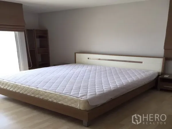 คอนโด ให้เช่าในWatthana, Bangkok - ห้องนอนหลักกว้าง เตียงคิงไซซ์ เฟอร์นิเจอร์ไม้ แสงธรรมชาติ