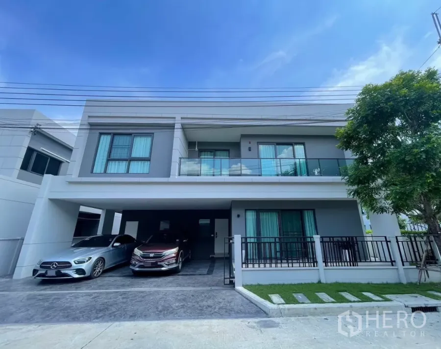 独立式住宅 出租在Bang Phli, Samut Prakan - 邦普里现代两层独栋住宅，带双车位车棚与玻璃阳台。