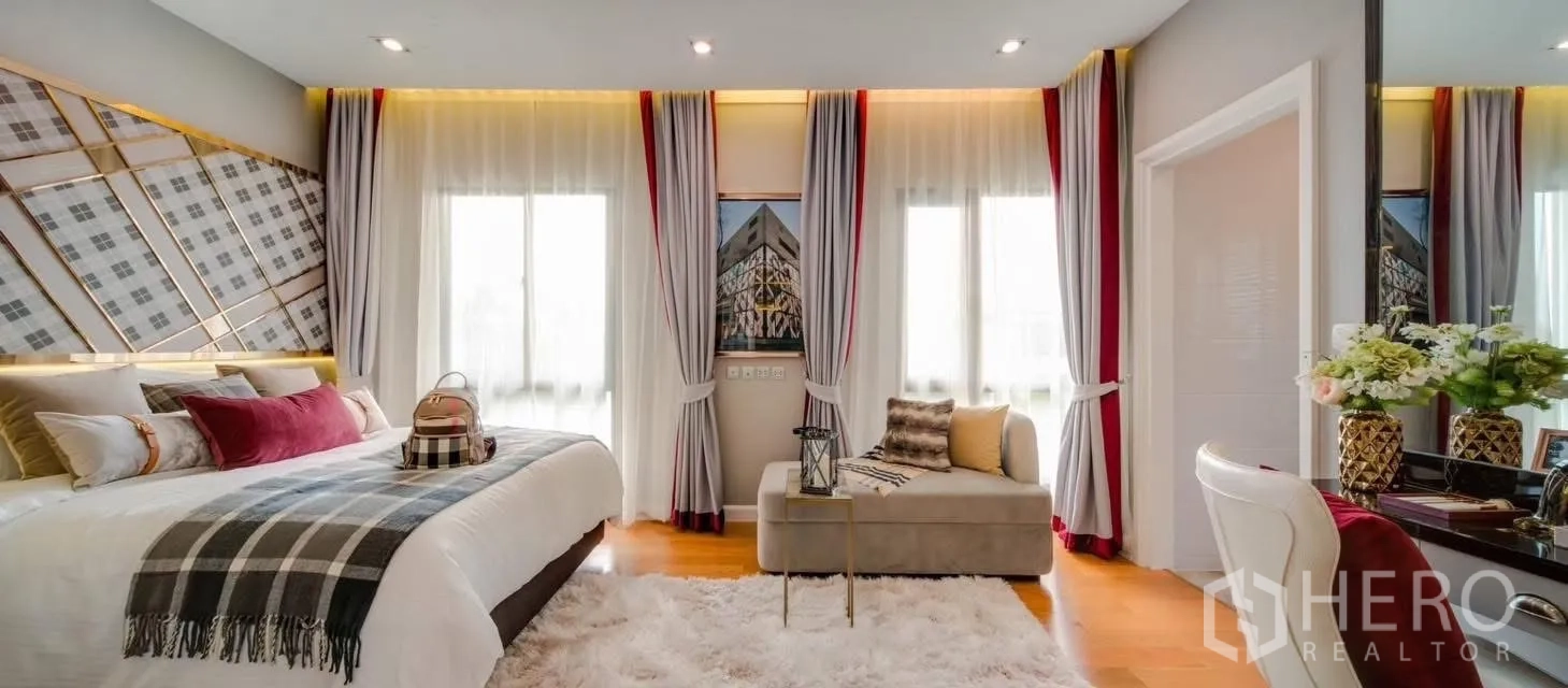 บ้าน ให้เช่าในPrawet, Bangkok - มุมกว้างของห้องนอนโปร่งโล่ง ผ้าม่านซ้อนชั้น พรมหนานุ่ม และหน้าต่างกว้าง