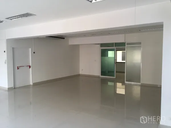 สำนักงาน ให้เช่าในBang Kapi, Bangkok - ชั้นสำนักงานกว้าง พร้อมห้องกั้นกระจกและประตูทางหนีไฟ