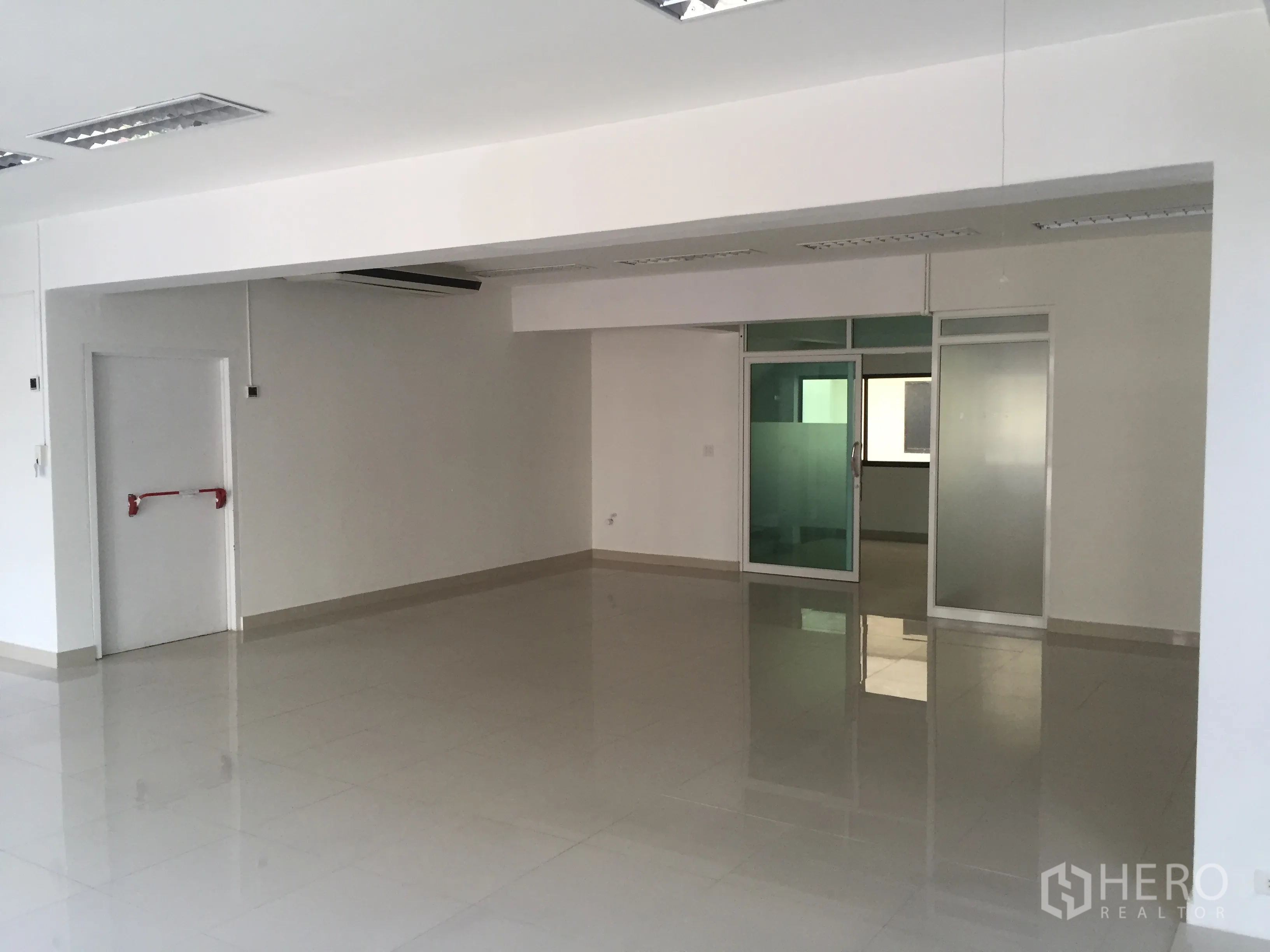 สำนักงาน ให้เช่าในBang Kapi, Bangkok - ชั้นสำนักงานกว้าง พร้อมห้องกั้นกระจกและประตูทางหนีไฟ