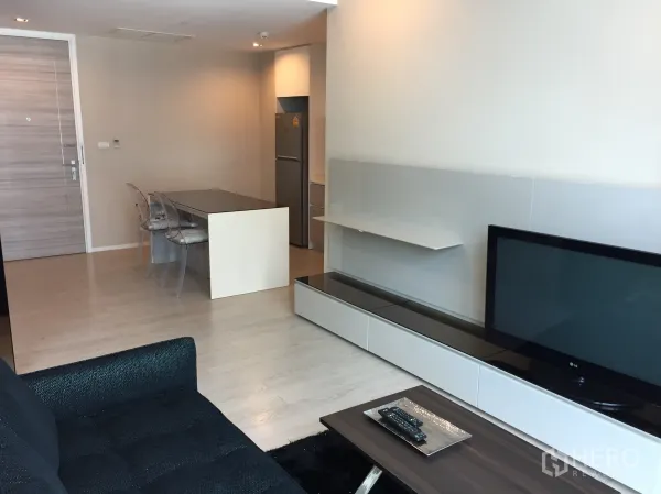 คอนโด ให้เช่าในWatthana, Bangkok - ห้องนั่งเล่น-รับประทานอาหารแบบเปิดโล่ง โซฟาและชั้นวางทีวี พื้นไม้โทนอ่อน