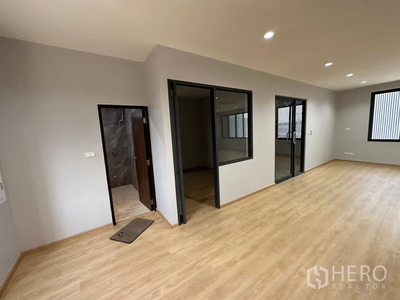 โรงงาน ให้เช่าหรือขายในLam Luk Ka, Pathum Thani - ออฟฟิศกั้นห้องกระจก เชื่อมกับห้องน้ำตกแต่งกระเบื้อง