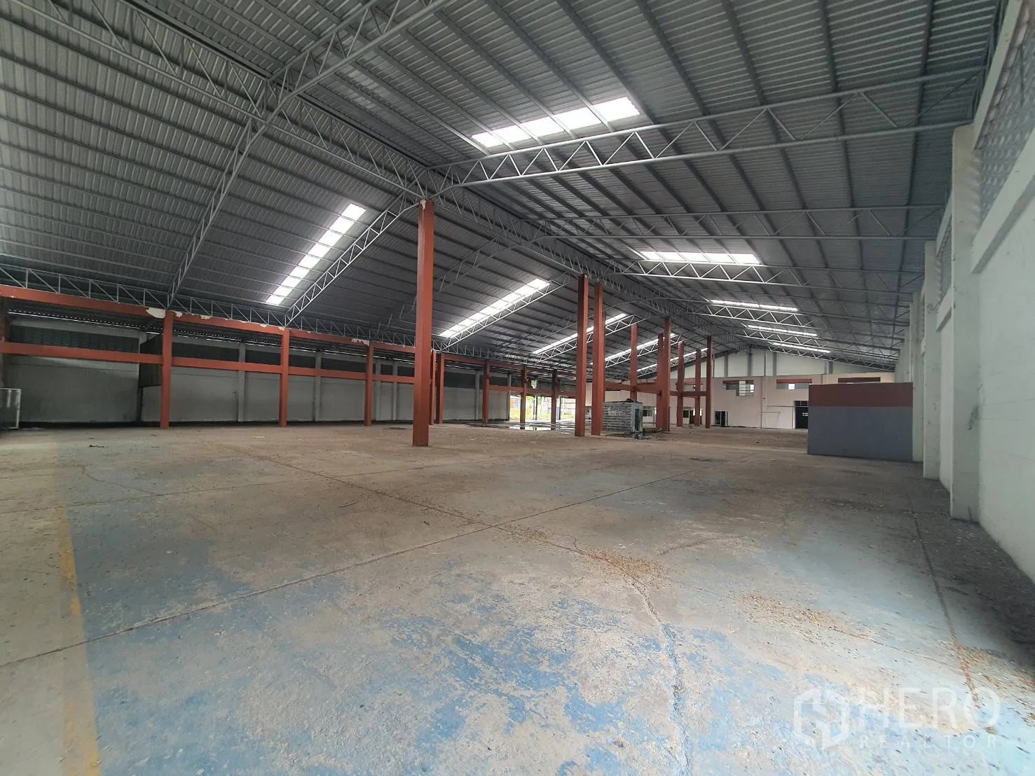 仓库 for rent in Phra Nakhon Si Ayutthaya, Phra Nakhon Si Ayutthaya - 仓库大开间视角，可见通风砖墙与成排钢柱。