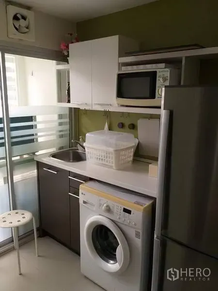 คอนโด ให้เช่าในWatthana, Bangkok - ครัวขนาดกะทัดรัดพร้อมอ่างล้างจาน ตู้เย็น ไมโครเวฟ ตู้เก็บของ และเครื่องซักผ้า