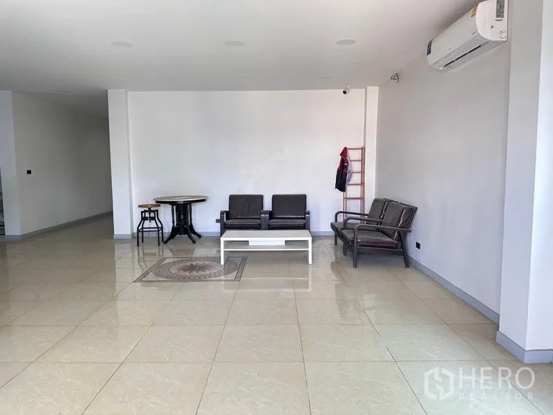 Warehouse for sale in Bang Phli, Samut Prakan - Spacious tiled office lounge with air-conditioning and seating, ready for reception use.